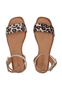 Leopardmuster Ballerinas mit braunem Fußbett, ausgestattet mit einem transparenten Knöchelriemen und einem weichen, strukturierten Obermaterial. Schnallenhardware-Details vorhanden.