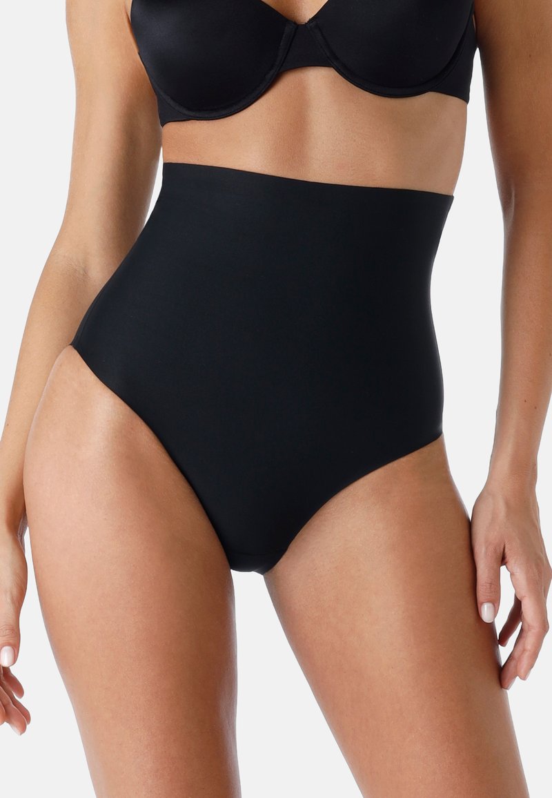 Slip neri a vita alta realizzati in tessuto morbido. Caratterizzati da aperture per le gambe alte e lati senza cuciture per un aspetto elegante.