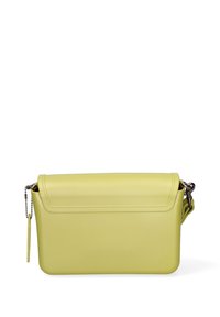 Borsa a tracolla gialla in pelle con chiusura a patta, accentuata da una catena, texture liscia e forma rettangolare. Presenta una tracolla rimovibile.