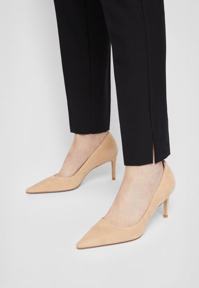 Stuart Weitzman Saltos clássicos - adobe