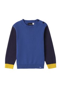 Maglione blu con maniche blu navy, polsini gialli e scollatura rotonda. Presenta un dettaglio con bottoni laterali e un logo sull'orlo inferiore. Texture liscia.