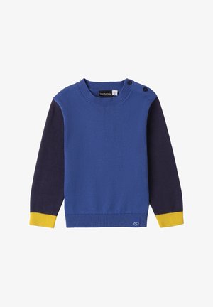 Maglione blu con maniche blu navy, polsini gialli e scollatura rotonda. Presenta un dettaglio con bottoni laterali e un logo sull'orlo inferiore. Texture liscia.