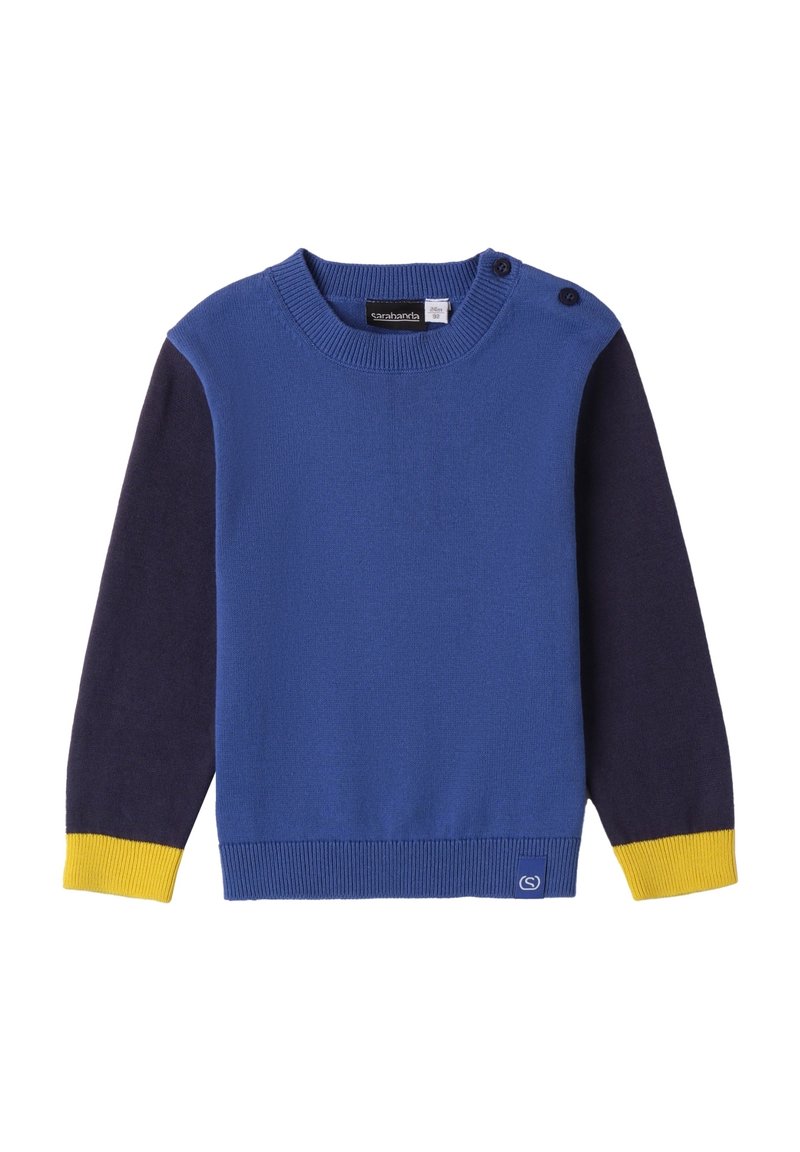 Maglione blu con maniche blu navy, polsini gialli e scollatura rotonda. Presenta un dettaglio con bottoni laterali e un logo sull'orlo inferiore. Texture liscia.