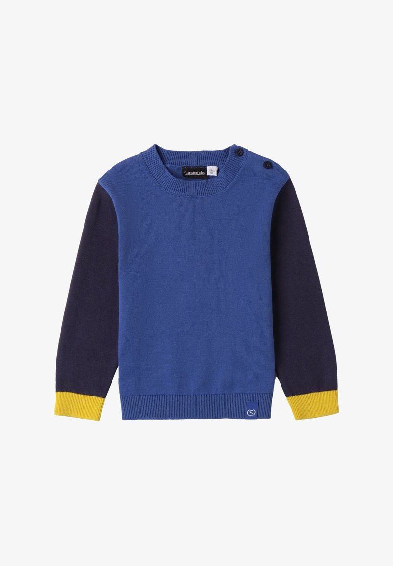 Maglione blu con maniche blu navy, polsini gialli e scollatura rotonda. Presenta un dettaglio con bottoni laterali e un logo sull'orlo inferiore. Texture liscia.