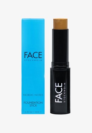 Foundation stick i sort emballage med guld produktspids, ledsaget af en blå æske mærket "FACE STOCKHOLM" og "NORDIC NOTES."