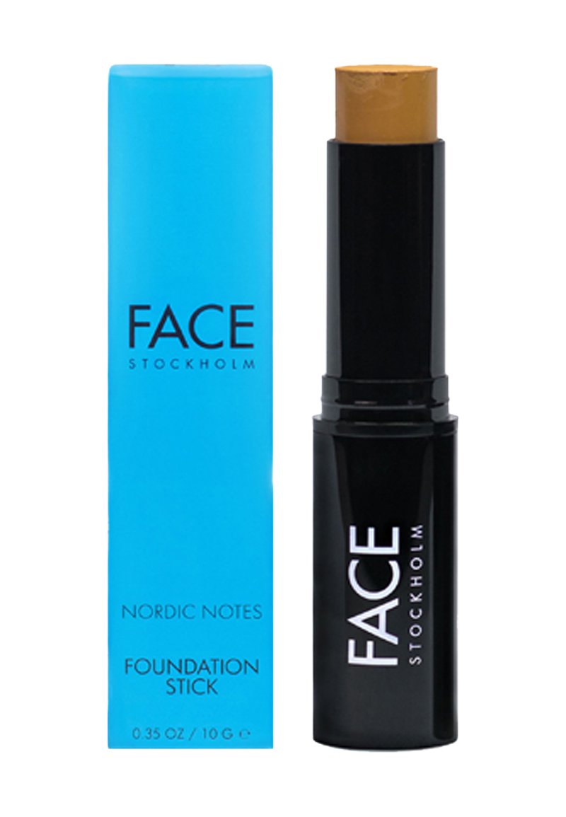 Foundationstick in zwarte verpakking met een gouden productpunt, vergezeld van een blauwe doos met het label "FACE STOCKHOLM" en "NORDIC NOTES."