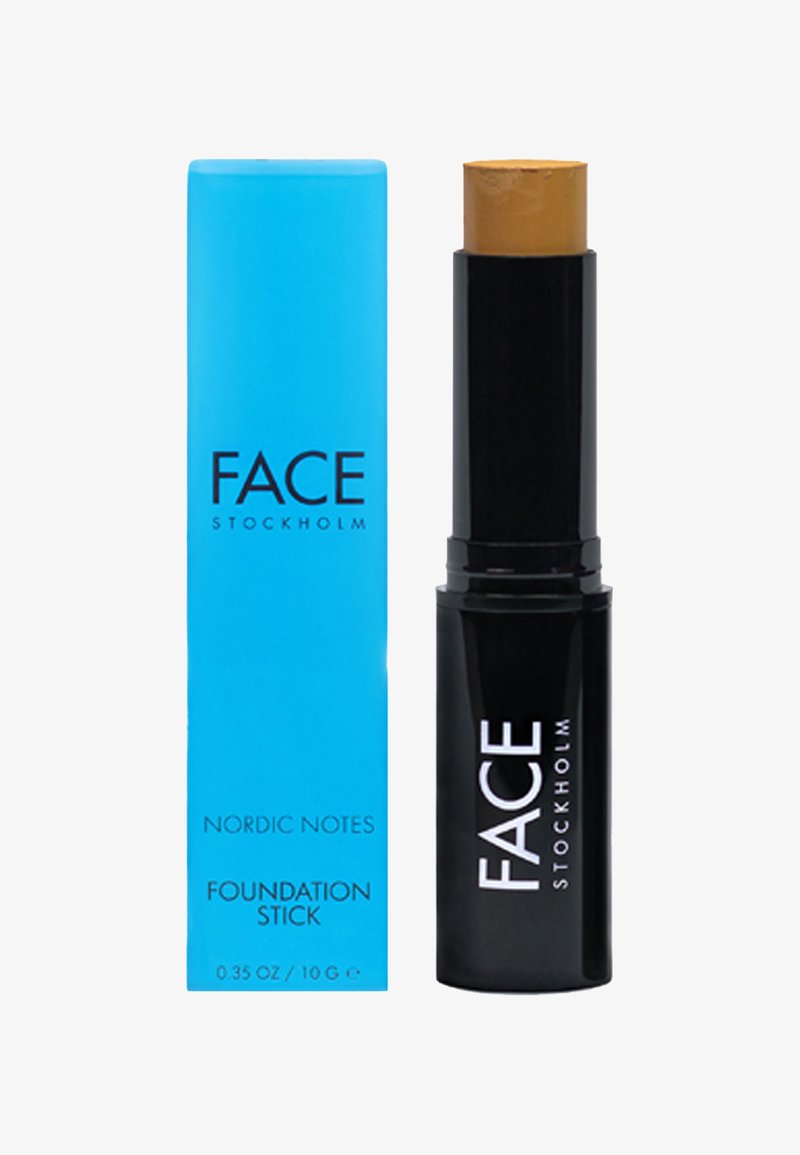 Foundationstick in zwarte verpakking met een gouden productpunt, vergezeld van een blauwe doos met het label "FACE STOCKHOLM" en "NORDIC NOTES."