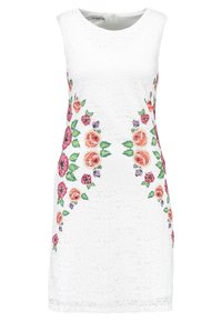 Abito bianco senza maniche con ricami floreali in rosa, rosso e verde sul davanti. Presenta un tessuto con texture in pizzo e un collo rotondo.