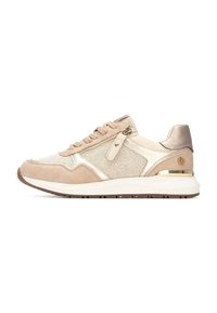 Zapatilla deportiva beige hecha de gamuza y tela, con acentos metálicos, superficie texturizada, punta redonda, cierre de cordones y suela de goma.