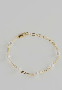 Brățară delicată din lanț de aur, cu mici stele albe și mărgele rotunde distribuite uniform, prevăzută cu închizătoare tip homar.