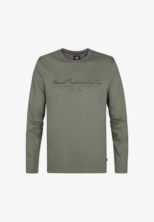 Camiseta de algodón de manga larga en verde oliva con cuello redondo y diseño de texto en la parte delantera en verde más oscuro. Textura suave, ajuste casual.