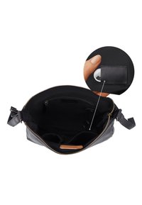 Sac à main en cuir noir ouvert montrant les poches intérieures et un gros plan d'une main soulevant un rabat révélant un Apple AirTag à l'intérieur.
