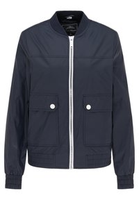 Marineblauwe bomberjack van lichtgewicht, gladde stof. Voorzien van een rits aan de voorkant, twee voorkruiszakken met witte knopen en ribgebreide manchetten.