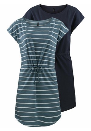 Twee jurken: de ene in teal met witte strepen en een verstelbare taillekoord, de andere in effen marineblauw. Beide hebben korte mouwen en ronde halslijnen.
