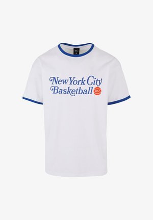 T-shirt bianco in cotone con colletto rotondo blu e accenti sulle maniche, con la scritta "New York City Basketball" stampata in blu e un grafiche di un pallone da basket arancione.