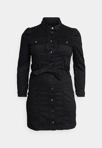 Robe en denim noir à manches longues, avec un devant boutonné, deux poches poitrine et une taille ceinturée assortie. Possède un léger brillant et un tissu texturé.