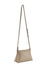 Borsa a tracolla in pelle beige con motivo geometrico, forma piatta, tracolla regolabile e chiusura con zip. Superficie testurizzata con accenti metallici.