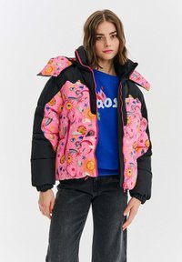 Padded jacket s ružovým vzorovaným predkom so slnečnými a očnými motívmi a čiernym zadkom; zapínanie na zips, vysoký golier a elastické manžety.