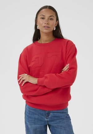 Sweatshirt rouge avec un col rond et le chiffre "27" en relief sur le devant. Fabriqué en tissu doux, avec des poignets et une taille côtelés.