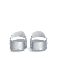 Sandale deschise argintii, cu un brâu texturat, talpă plată și un design elegant. Materialul pare ușor și flexibil.
