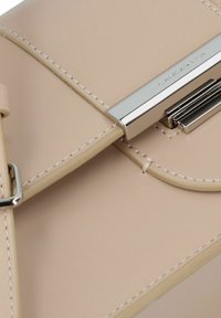 LANCASTER PARIS ILY - Borsa a tracolla - beigefonce