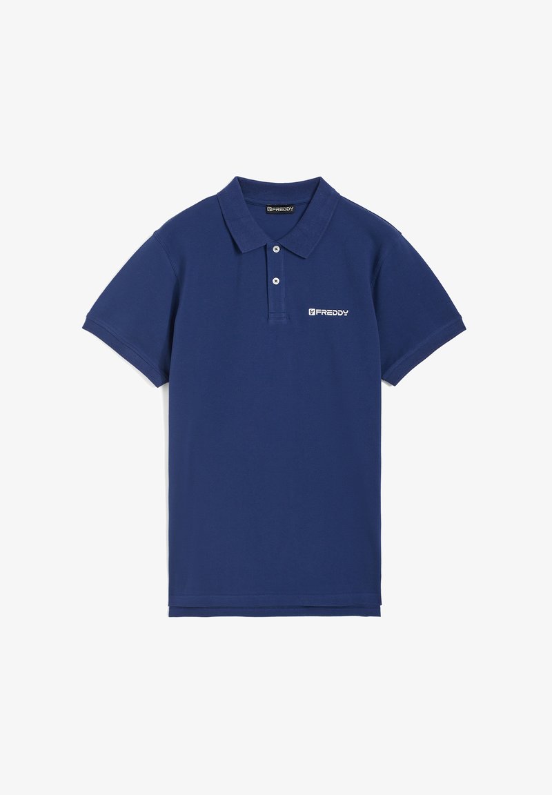 Camisa polo de color azul marino hecha de algodón, con cuello clásico, dos botones, mangas cortas y un logo blanco en el lado izquierdo.