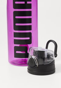 Puma SPORSTYLE LARGE WATERBOTTLE UNISEX - Drikkeflaske - wild berry