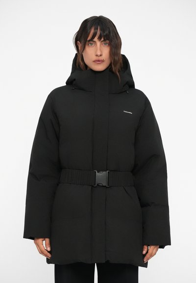 Schwarze Daunenjacke mit hohem Kragen, oversized Silhouette, tailliertem Gürtel und Reißverschluss vorne. Strukturierter Stoff mit minimalem Branding.