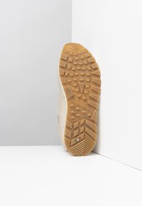 Soletta beige per sneaker con gomma testurizzata per una migliore aderenza, presenta un logo in rilievo centrale e un piccolo dettaglio con la bandiera italiana. Taglia 37 contrassegnata.