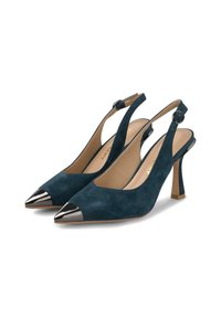 Tacones slingback de ante en verde azulado oscuro con una punta metálica. Cuentan con un tacón moderado y una correa para el tobillo con detalle de hebilla.