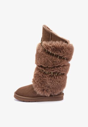 Hnedé vysoké čižmy s kožušinovým podšívkou a zaoblenou špičkou, obsahujúce tri časti kožušiny a dekoratívny zlatý reťazový akcent okolo nohy.