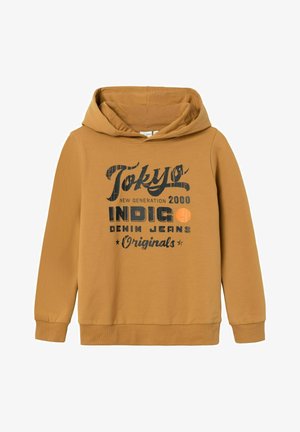 Braunes Kapuzen-Sweatshirt mit schwarzem und orangefarbenem Text auf der Vorderseite, der "Tokyo New Generation 2000 INDIGO Denim Jeans Originals" lautet.