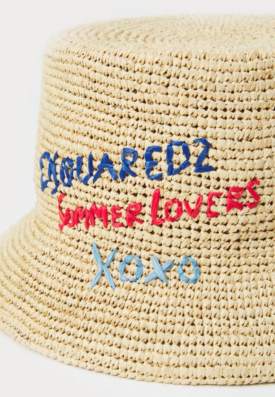 Geweven rieten emmerhoed met geborduurde tekst in blauw, rood en lichtblauw: "DSQUARED2 Summer Lovers XOXO."