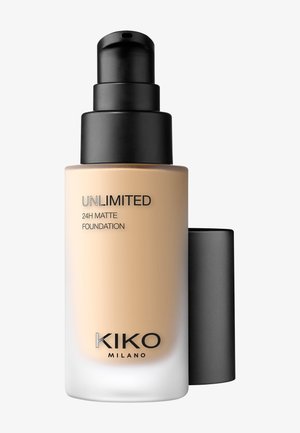 Base Mate KIKO Milano Unlimited 24H en un frasco de vidrio transparente con un líquido beige, que presenta un tapón de bomba negro y texto en etiqueta plateada.