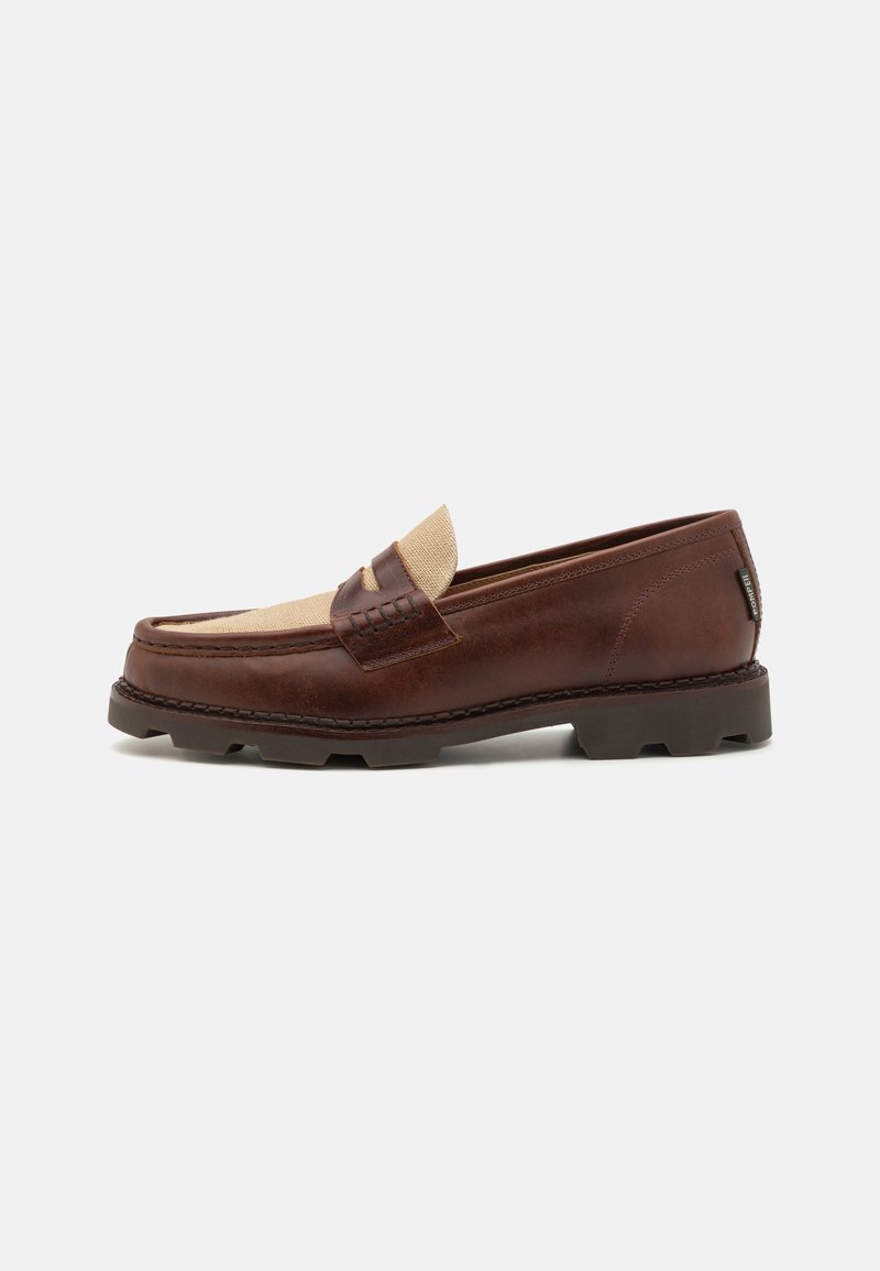Mocassins en cuir marron avec une touche en toile taupe, détails cousus et semelle en caoutchouc texturé, conçue pour le confort et la durabilité.