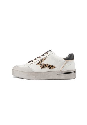 Zapatilla blanca de corte bajo con logo y cordones estampados de leopardo, lengüeta negra en el talón y suela gruesa de color blanco roto con una franja negra decorativa.