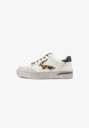 Zapatilla blanca de corte bajo con logo y cordones estampados de leopardo, lengüeta negra en el talón y suela gruesa de color blanco roto con una franja negra decorativa.
