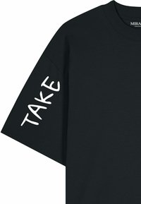 T-shirt noir à manches courtes avec le mot blanc « TAKE » imprimé verticalement sur la manche gauche et un col rond.