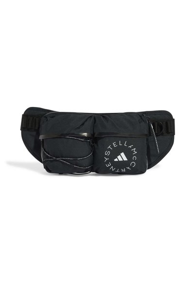 Sac taille en tissu noir avec deux compartiments principaux, détails en cordon élastique et accents blancs de marque. Comprend une bandoulière réglable pour un ajustement sécurisé.