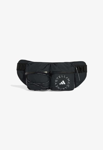 Sac taille en tissu noir avec deux compartiments principaux, détails en cordon élastique et accents blancs de marque. Comprend une bandoulière réglable pour un ajustement sécurisé.