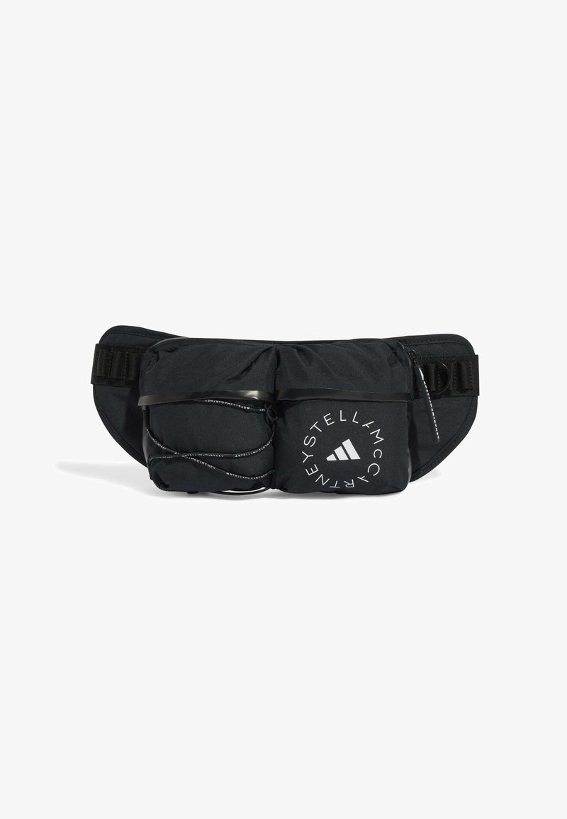 Crna tkanina torba oko struka s dva glavna odjeljka, detaljima od elastične vrpce i bijelim brendiranim akcentima. Ima podesivu traku za sigurnu prilagodbu.