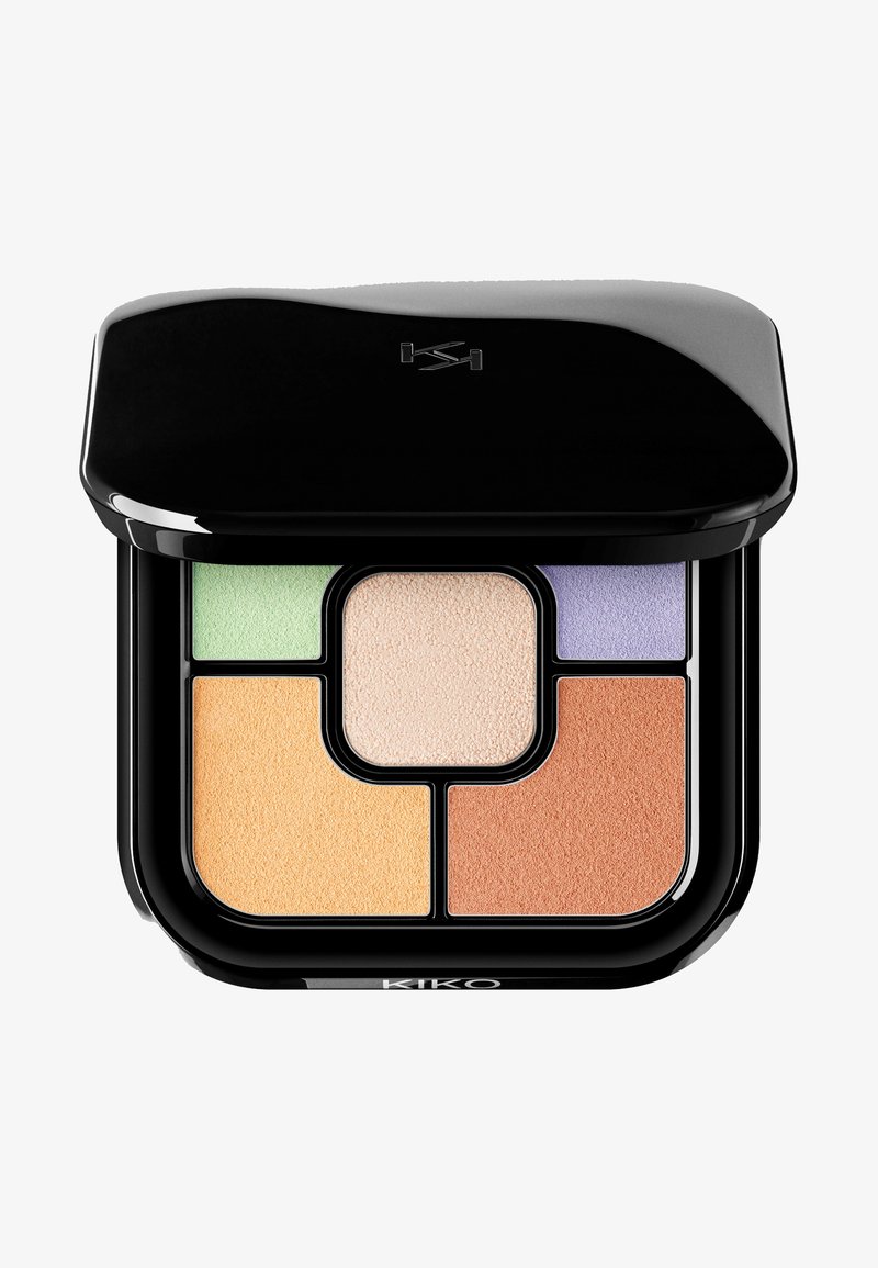 Palette de maquillage compacte noire avec cinq teintes de poudre pressée : vert, violet clair, beige, pêche et orange terre cuite.