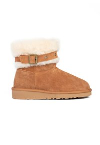 Braune Wildleder-Stiefelette mit einem weichen weißen Fellumschlag, einem Riemen mit einer metallischen Schnalle und einer Gummisohle mit Rillen für bessere Traktion.