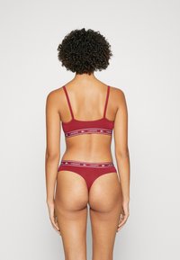 Lacoste - Stringi