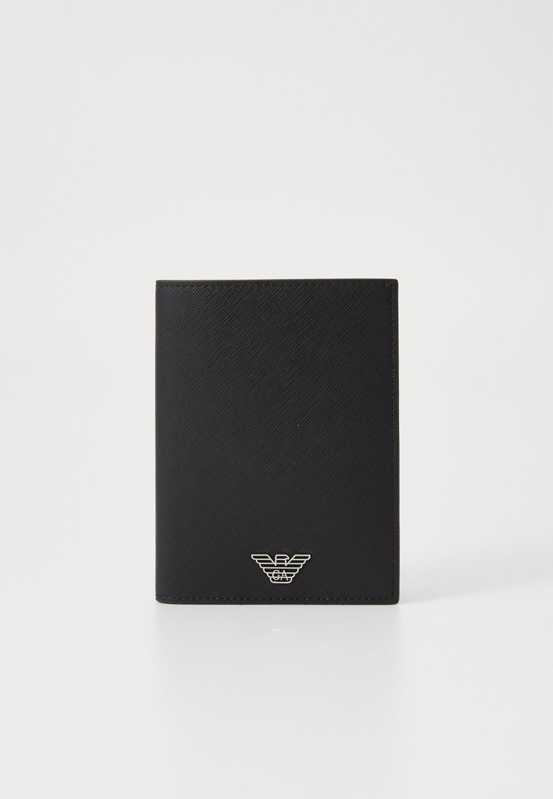 Čierna peňaženka vyrobená z textúrovaného materiálu s vertikálnou orientáciou. Na spodnej prednej strane je strieborné logo. Čistý, minimalistický dizajn.
