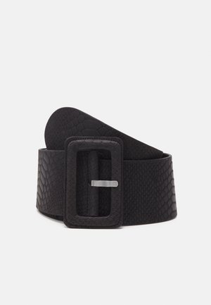 Ceinture large noire avec motif texturé effet peau de serpent et grande boucle rectangulaire recouverte avec ardillon argenté.