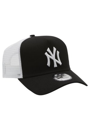 Gorra de béisbol negra con visera curva, parte trasera de malla blanca y logotipo bordado en blanco en relieve en la parte delantera. Cuenta con una correa ajustable.