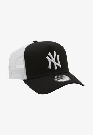 Gorra de béisbol negra con visera curva, parte trasera de malla blanca y logotipo bordado en blanco en relieve en la parte delantera. Cuenta con una correa ajustable.