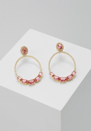 Boucles d'oreilles créoles en or avec des pierres précieuses roses ovales en haut et cinq pierres précieuses roses espacées uniformément en bas à l'intérieur du cercle.