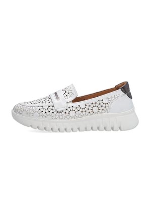Weiße Slippers mit perforiertem Design, gepolstertem Schaft und strukturiertem Gummisohle. Akzente umfassen einen metallischen Riemen und einen subtilen grauen Absatz.